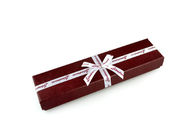 목걸이와 펜을 위한 리본을 가진 빨강에 의하여 재생되는 서류상 보석 선물 상자