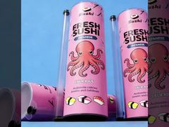 간장을 넣은 스시 종이 튜브를 밀어 올리세요